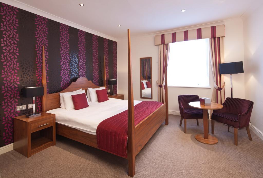 The Boleyn Hotel Staines-upon-Thames Exterior photo