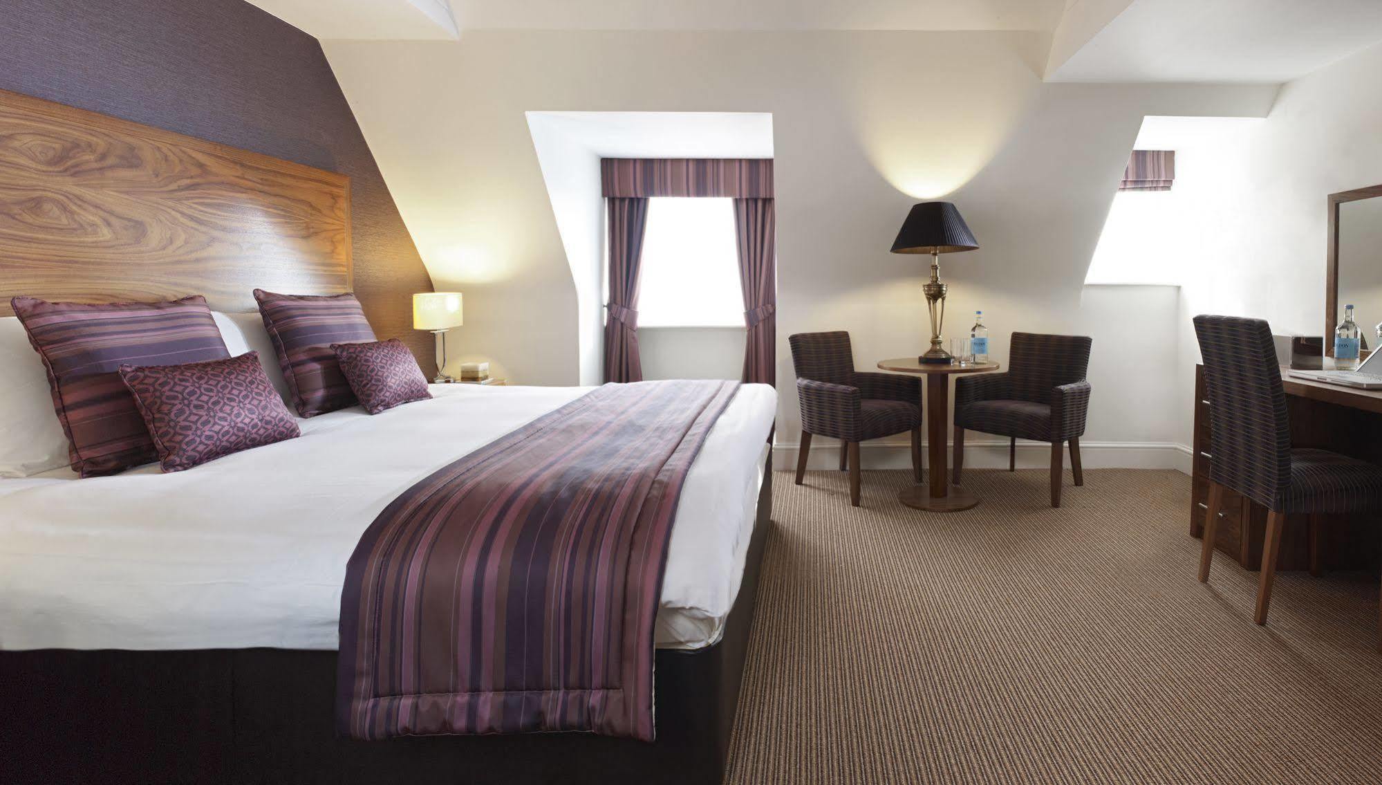The Boleyn Hotel Staines-upon-Thames Exterior photo